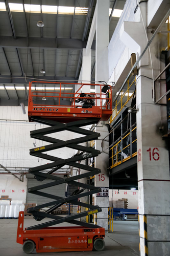 电动升降设备让大件货物轻松上楼