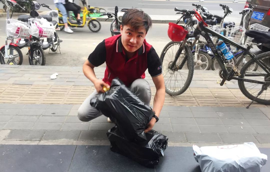 快递小哥上门回收旧衣服,每年自掏五六千快递费寄往山区